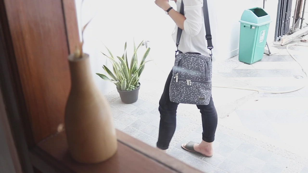 MOOIMOM 沐伊孕哺 幾何星空雙層儲奶包/媽媽包/女包/後背包/防潑水/手提包/手拿包 product video thumbnail