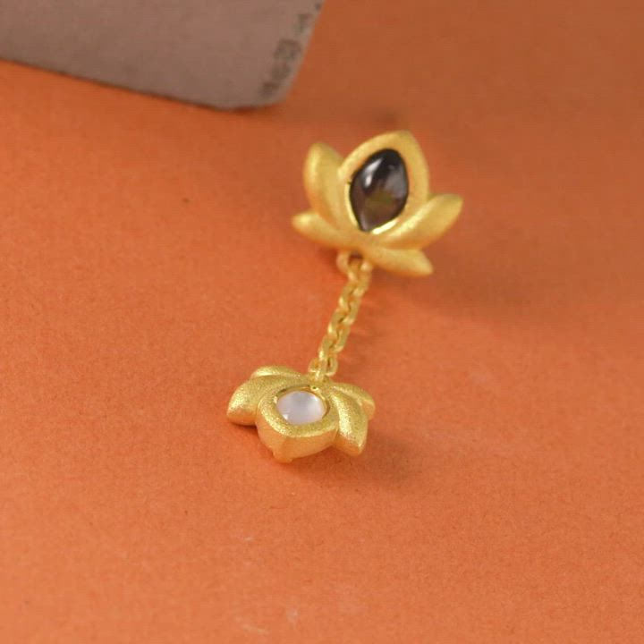 點睛品 蓮花 黃金貝母耳環 product video thumbnail